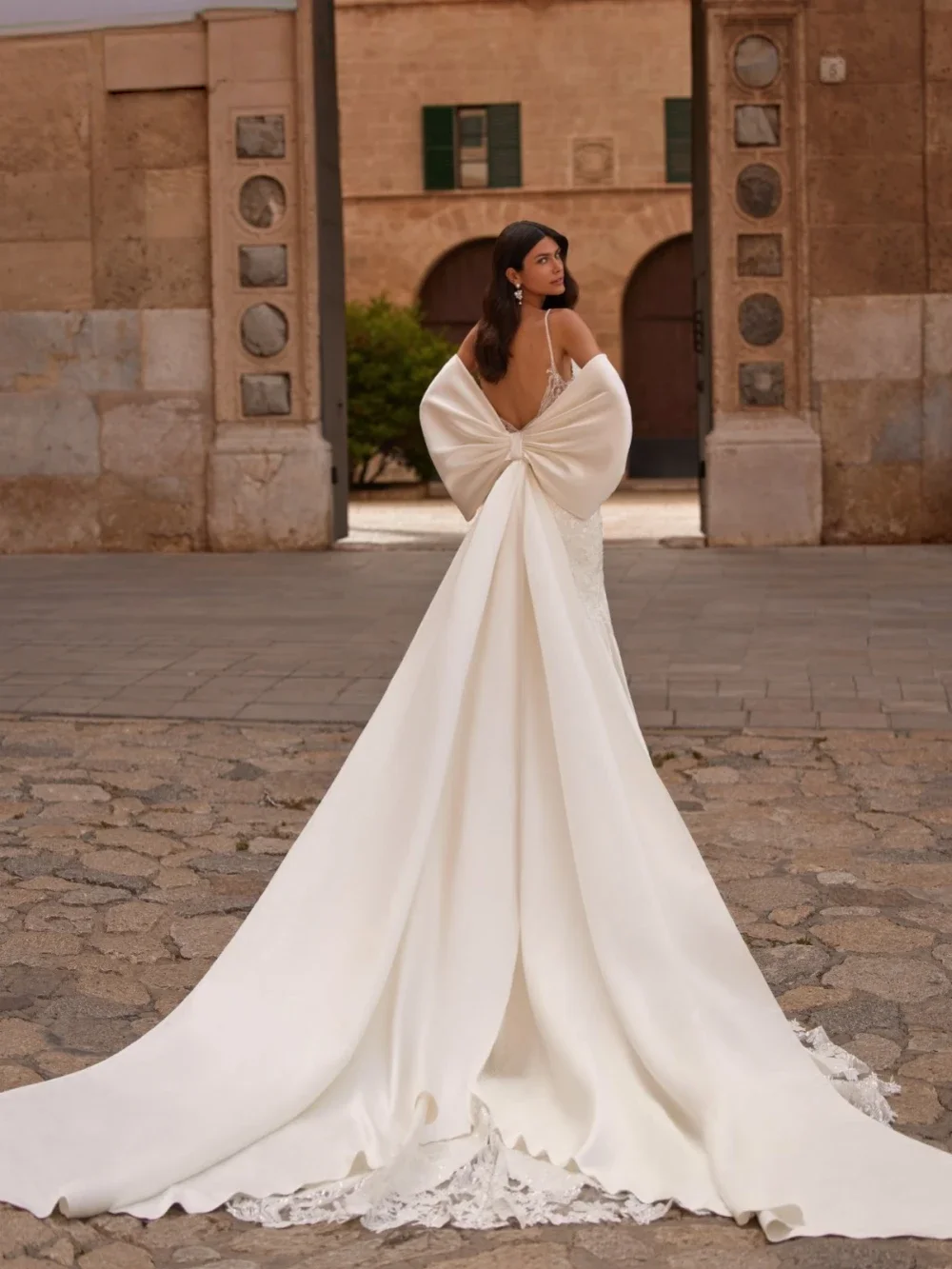 Customized Shinny Lace Appliques Satin Wedding Dress With Shawl Graceful Spaghetti Straps Bridal Gown Dresses For Bride