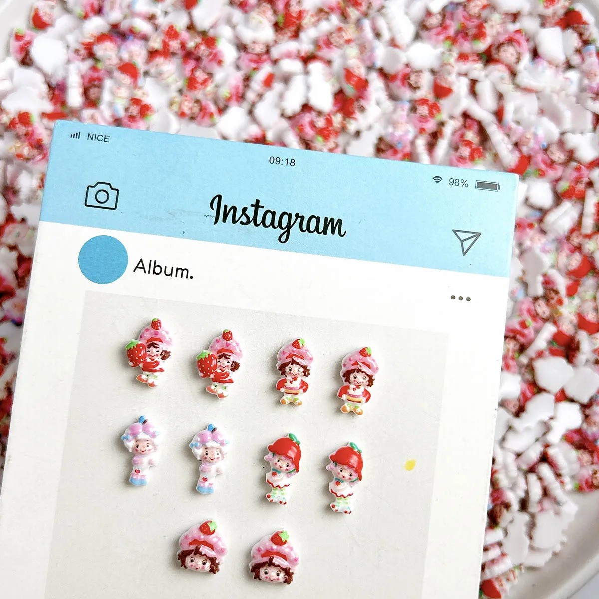 Nuevos dibujos animados adorables fresa chica resina uñas encantos 3D creativo luminoso chica decoración de uñas DIY horquilla suministros para uñas