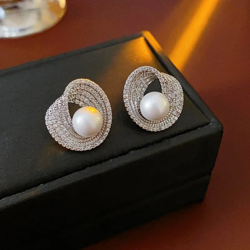 Orecchini a bottone con zirconi rotondi scavati per le donne Unico irregolare imitazione perla fiore orecchio perno dedicato gioielli per la festa nuziale M1