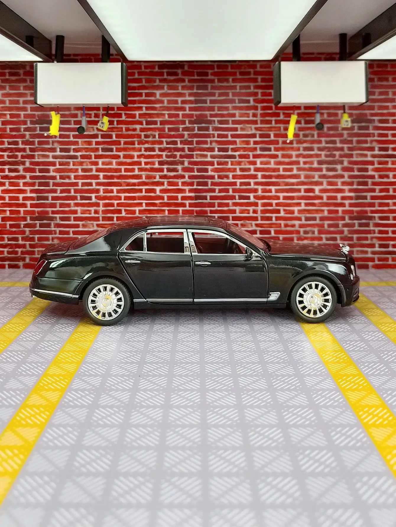 1:24 simulation Bentley alloy car model doors and engine hood, trunk can be opened has simulated sound and lighting functions