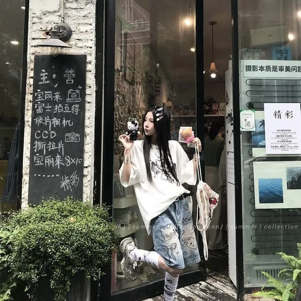 2025 Y2K Hello Kitty Pantaloncini jeans estivi da donna Pantaloncini per ragazze calde Sanrio Cartoon femminile Nuovi pantaloni medi dritti a gamba larga larghi