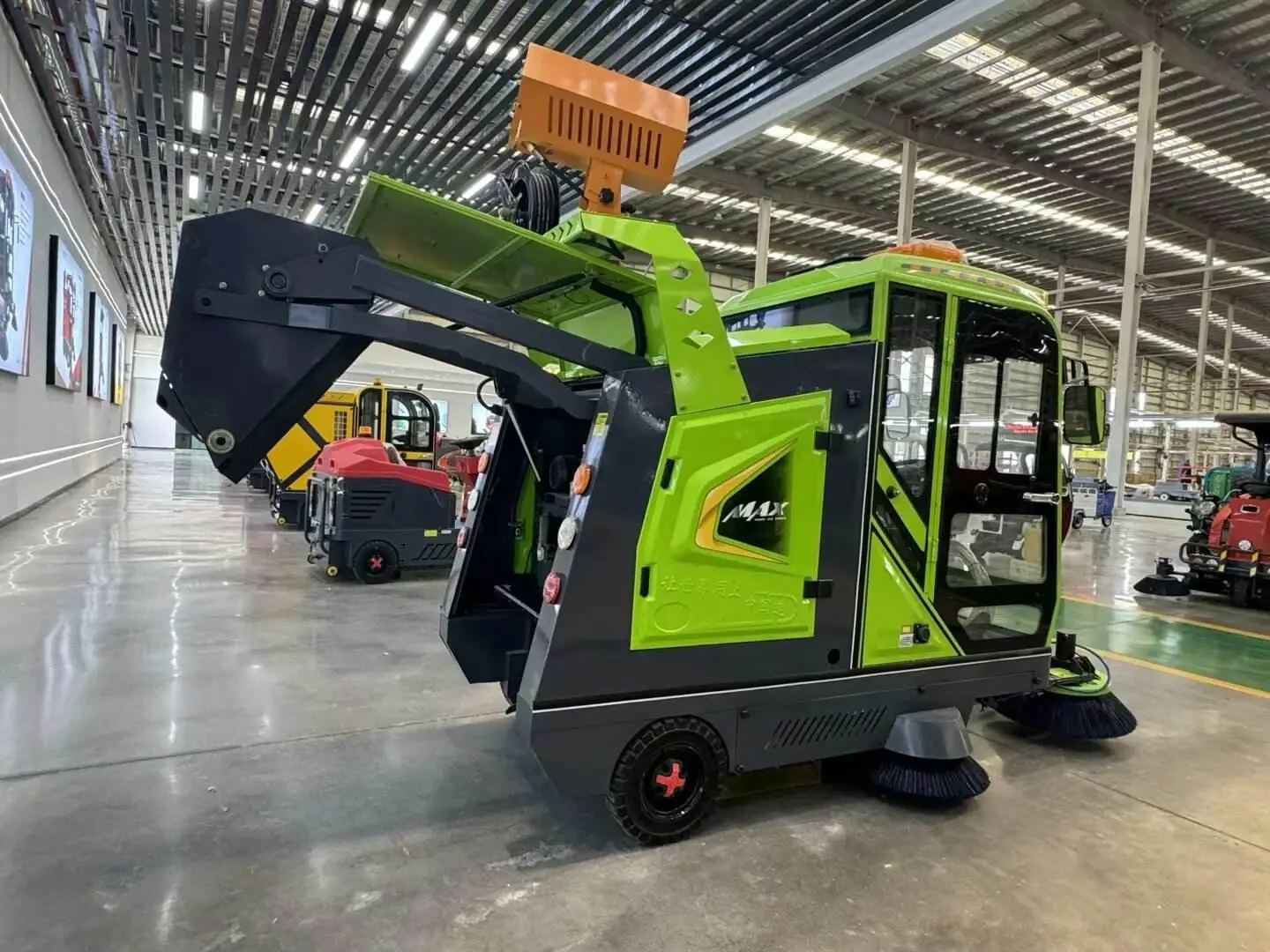 High Efficiency 4 Wheel Electric Floor Sweeper 2300mm Wide Cleaning 400L Water Tank 80000Sqm Coverage Commercial Street Sweeper