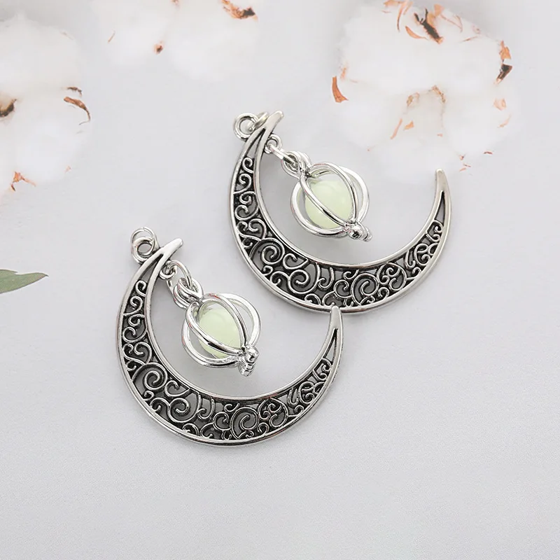 Hot-selling luminous moon-shaped hollowed-out necklace, personalized bracelet, Christmas Eve and Halloween pendant