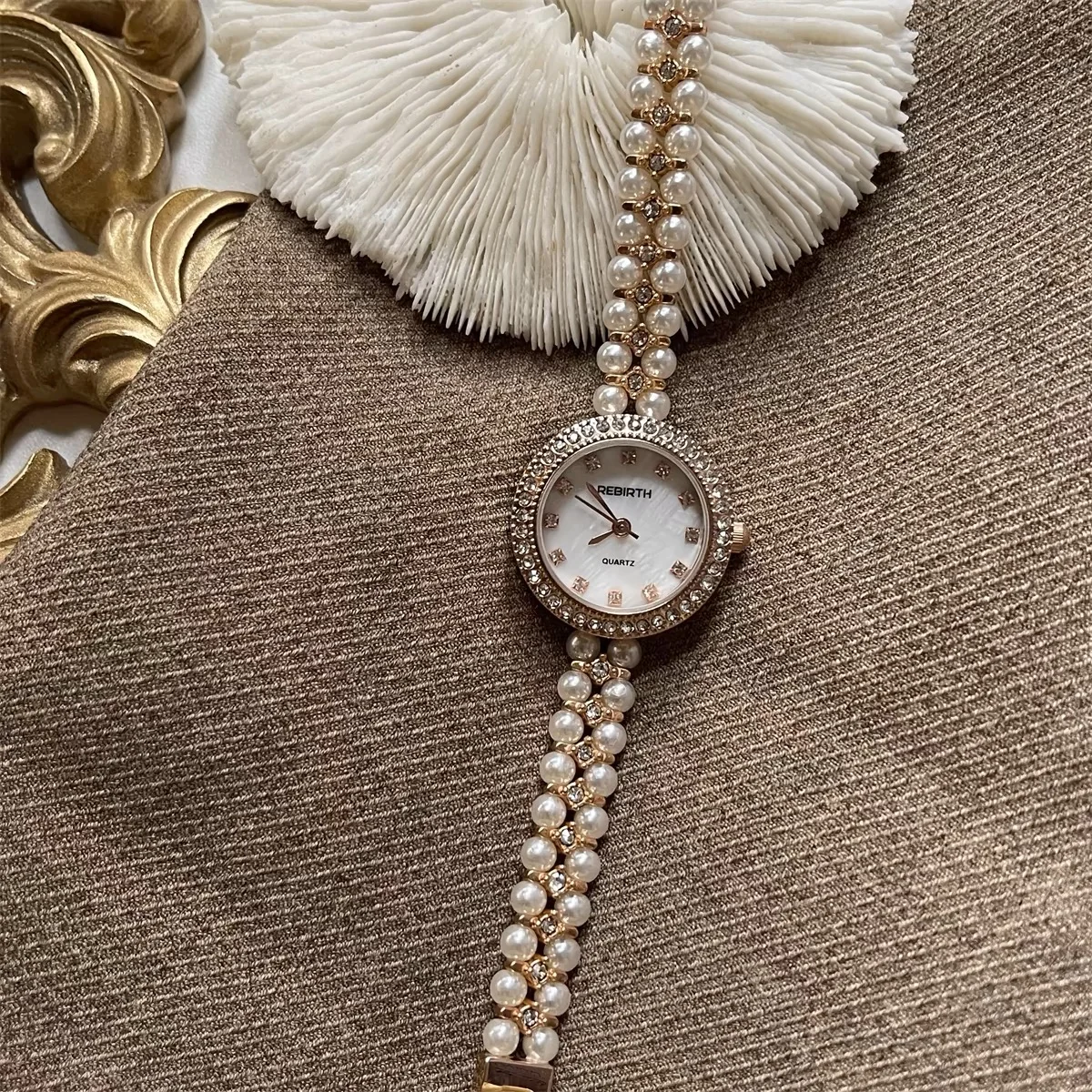ساعة سوار فاخرة جديدة مرصعة باللؤلؤ، ساعة كوارتز نسائية عصرية صغيرة الحجم