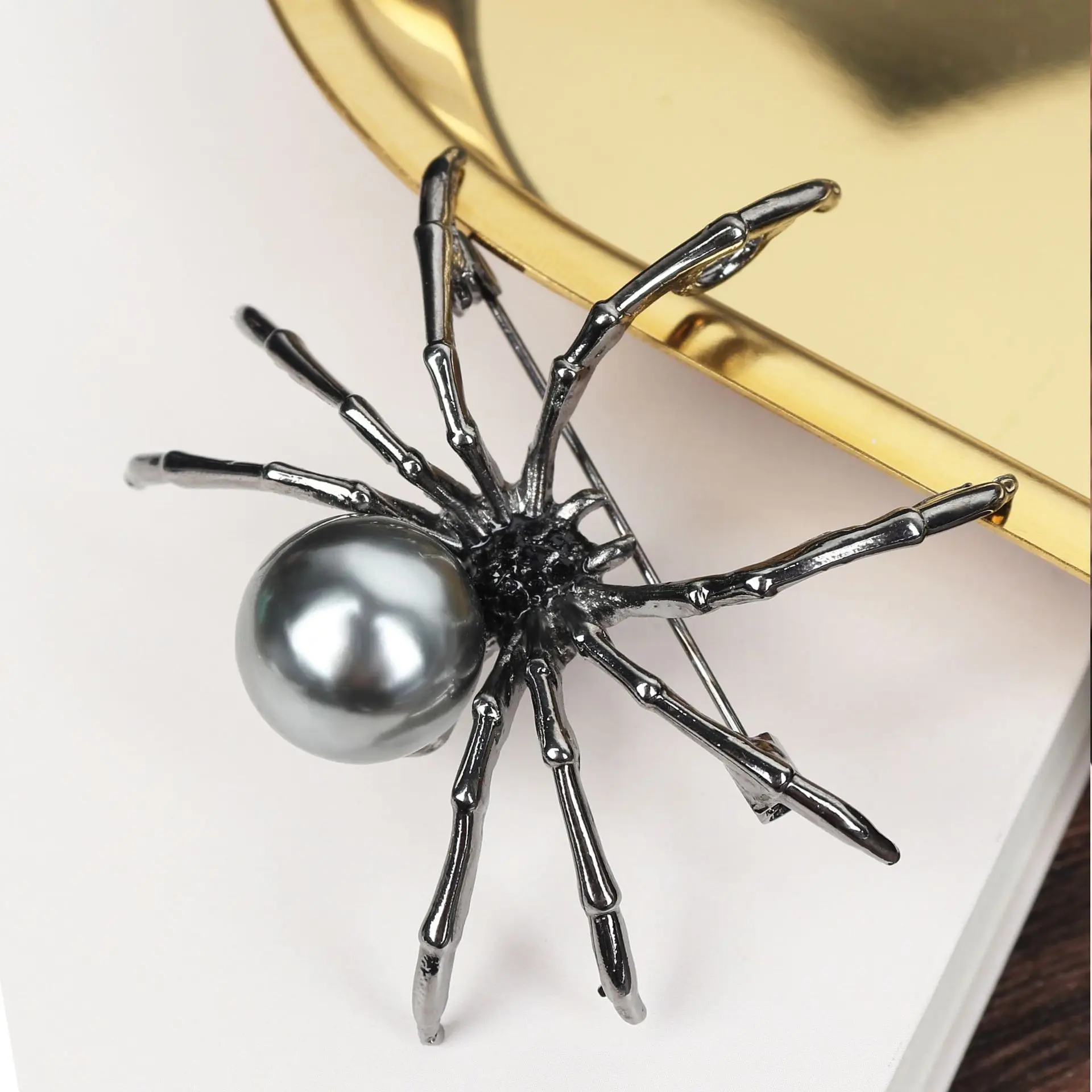 Fashion Personality Black Spider Pearl Brooches Punk Halloween Metal Pin Backpack Clothes Lapel Badge Retro Jewelry Wholesale