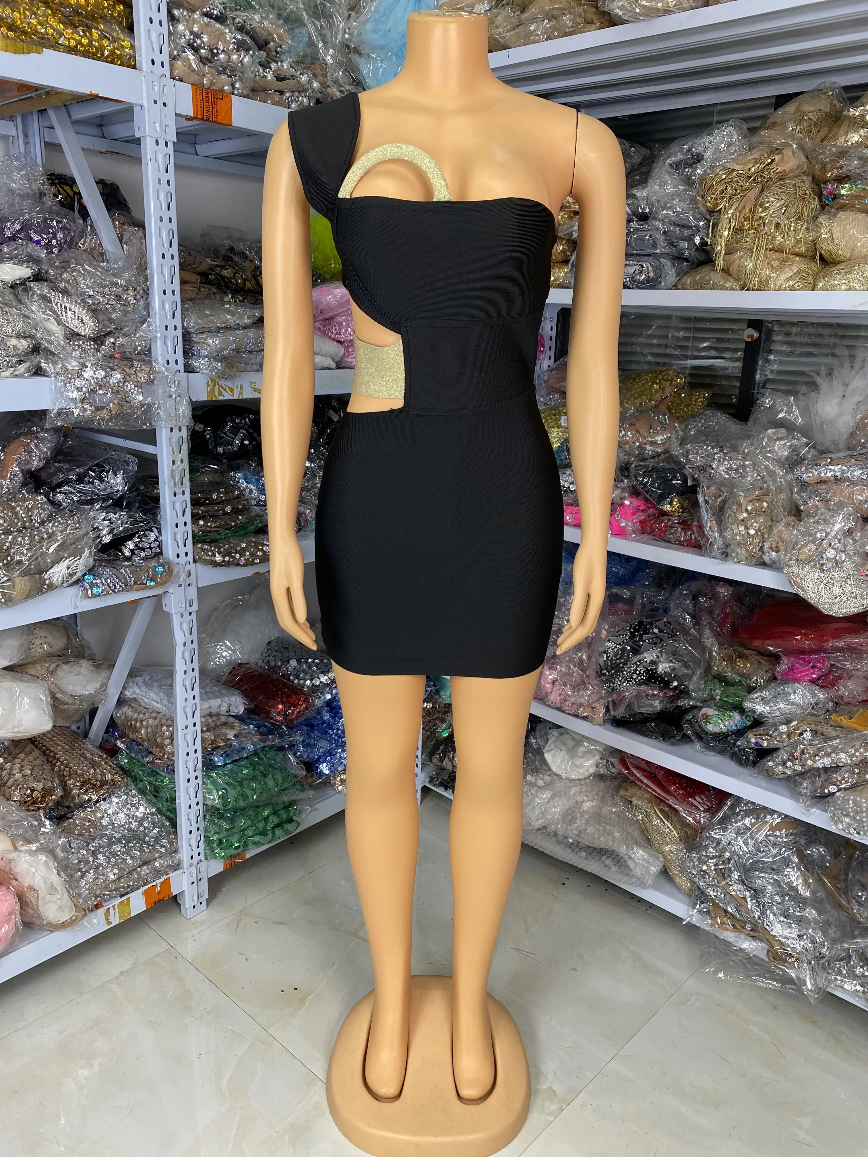 Mini vestido Bandage negro de nuevo diseño para mujer, vestido de fiesta de noche de celebridad con un hombro recortado con inserción dorada, moda de alta gama