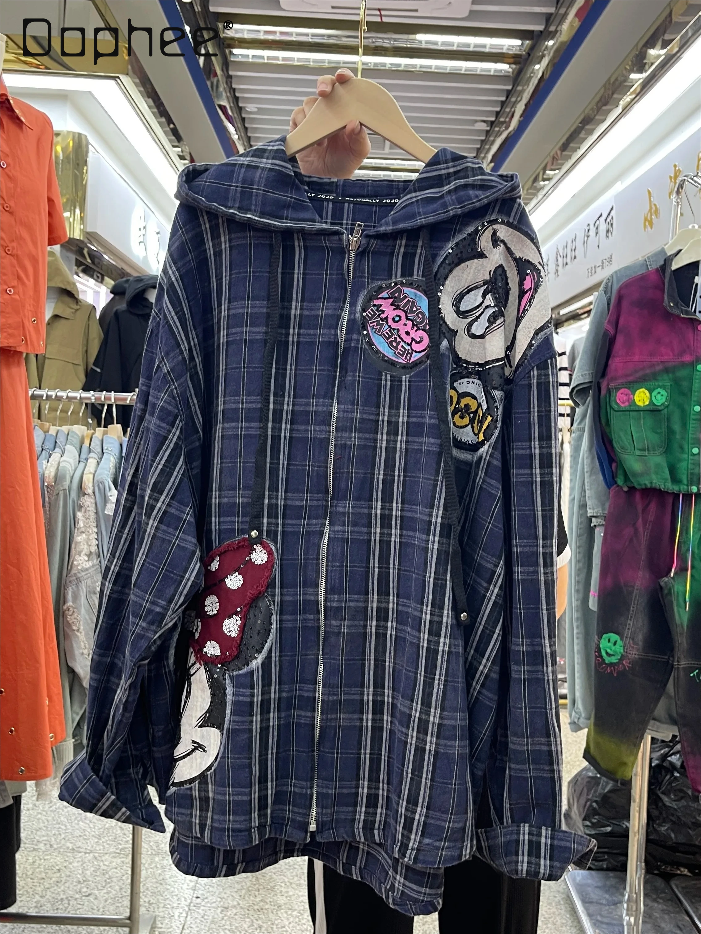 

2025 ранняя осень, новая мода с мультяшной нашивкой, свободная универсальная клетчатая куртка средней длины с капюшоном, женская темно-синяя куртка на молнии