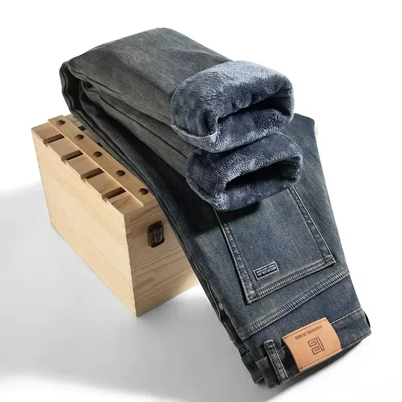 Celana Jeans Musim Dingin Berkualitas Tinggi Baru Model Kasual Lurus dengan Lapisan Bulu Tebal Longgar Hangat untuk Luar Ruangan Celana Panjang Streetwear Pria
