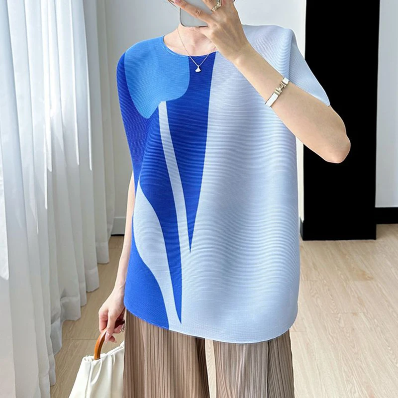 

Wrinkle printed top for women in the summer of 2024, high-end and stylish, age reducing, loose round neck short sleeved shirt