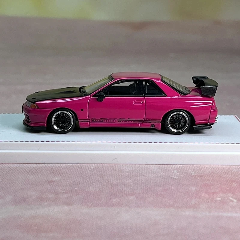 

Модель автомобиля FH 1/64 GT-R R32 в двух цветах, в наличии в коллекции 2024 года, подарочная масштабная модель