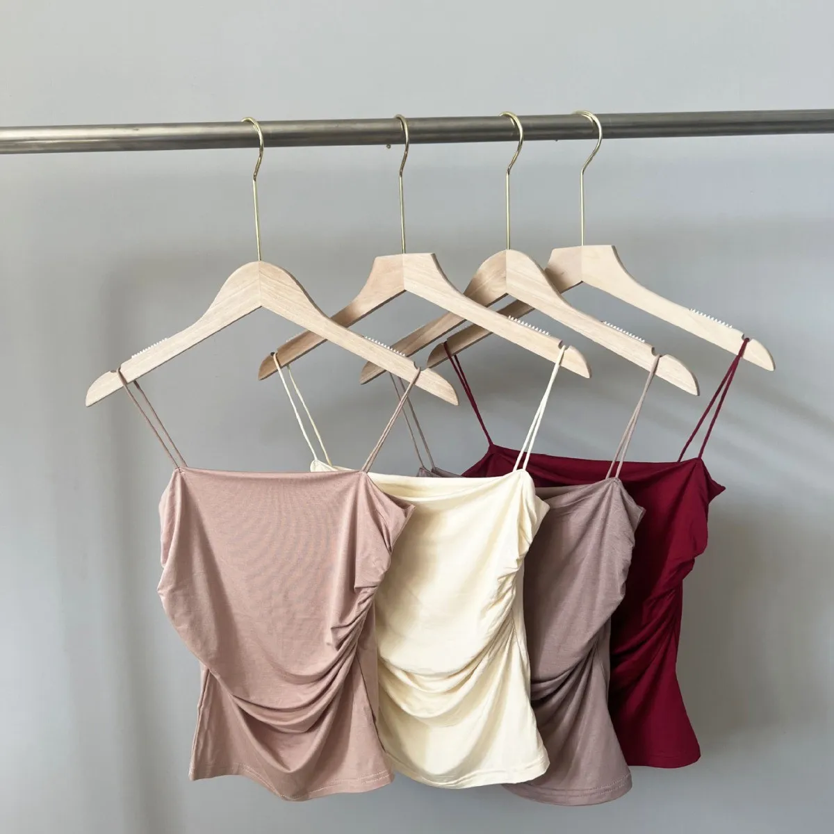 قميص داخلي نسائي قصير بتصميم أنيق من المودال، طبقة أساسية ضيقة، ملابس داخلية بلون موحد مناسبة للأعمال