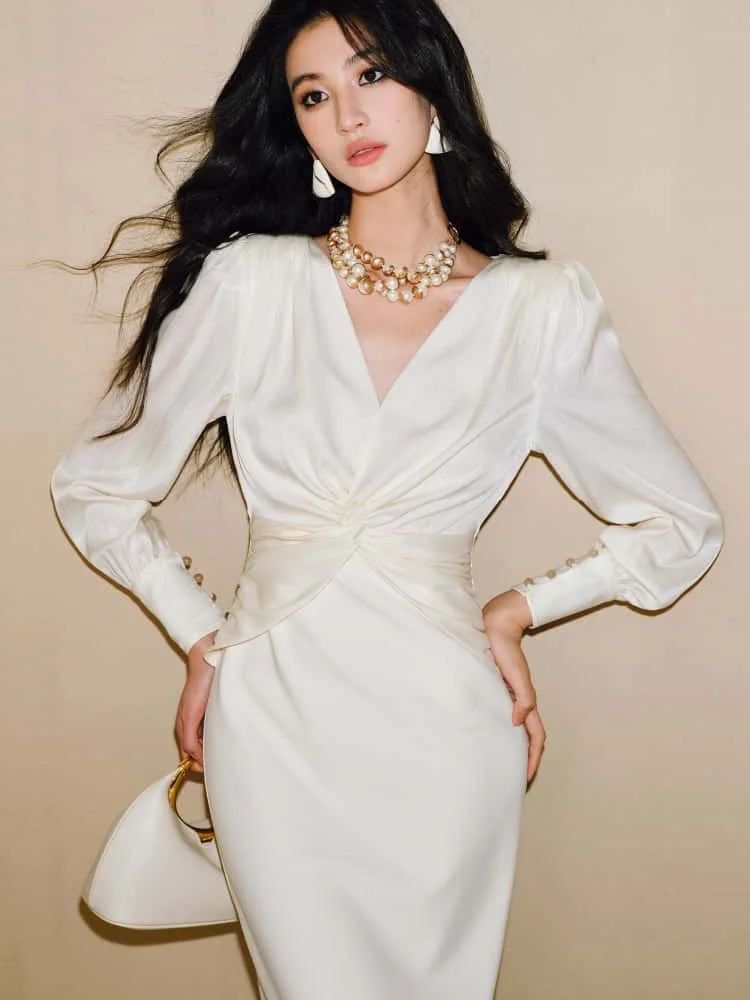 Nowa moda damska 2025: Sukienka vintage z satyny w kolorze białym, dekolt w serek, długi rękaw, wyszczuplająca, plisowana, elegancka sukienka letnia na przyjęcie.