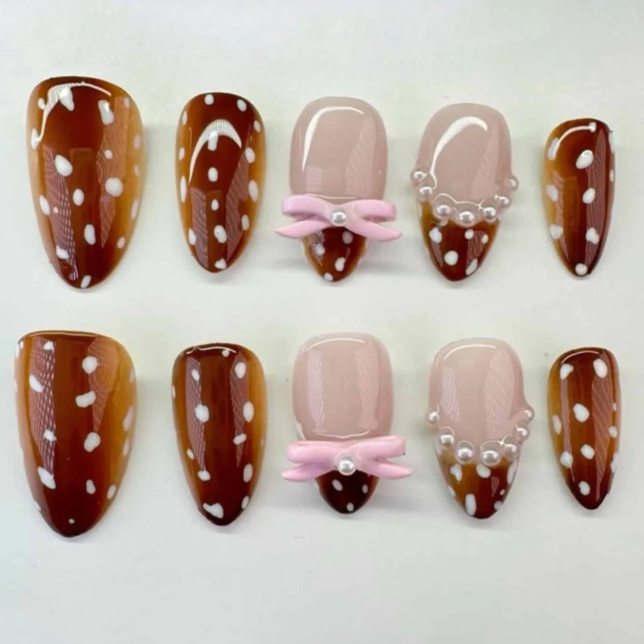 24 stücke Braun Farbe Herbst Falsche Nägel Weiß Welle Punkt Designs Mandel Französisch Stil Gefälschte Nagel Mit Bowknots Perle drücken Auf Nägel
