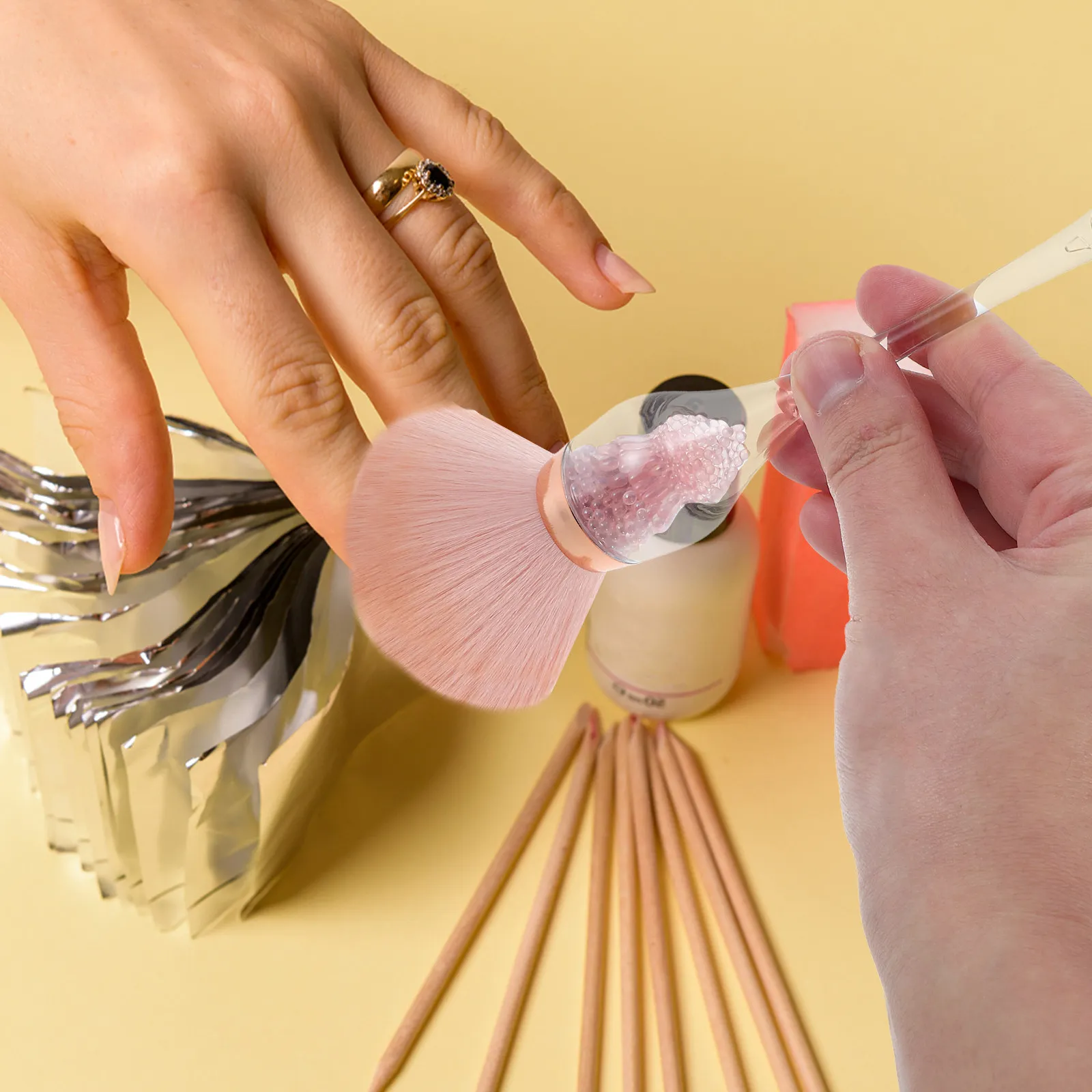 

Soft Bristle Nail Dust Cleaning Brush Round Head Ergonomic Handle for Gentle Powder Removal Manicure Art Makeup Tool