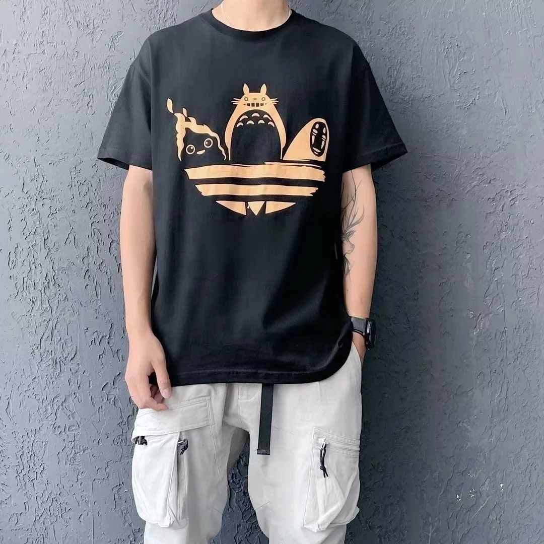 Auténtica camiseta blanca Studio Ghibli Totoro con estampado negro minimalista con personajes clásicos y look de moda urbana
