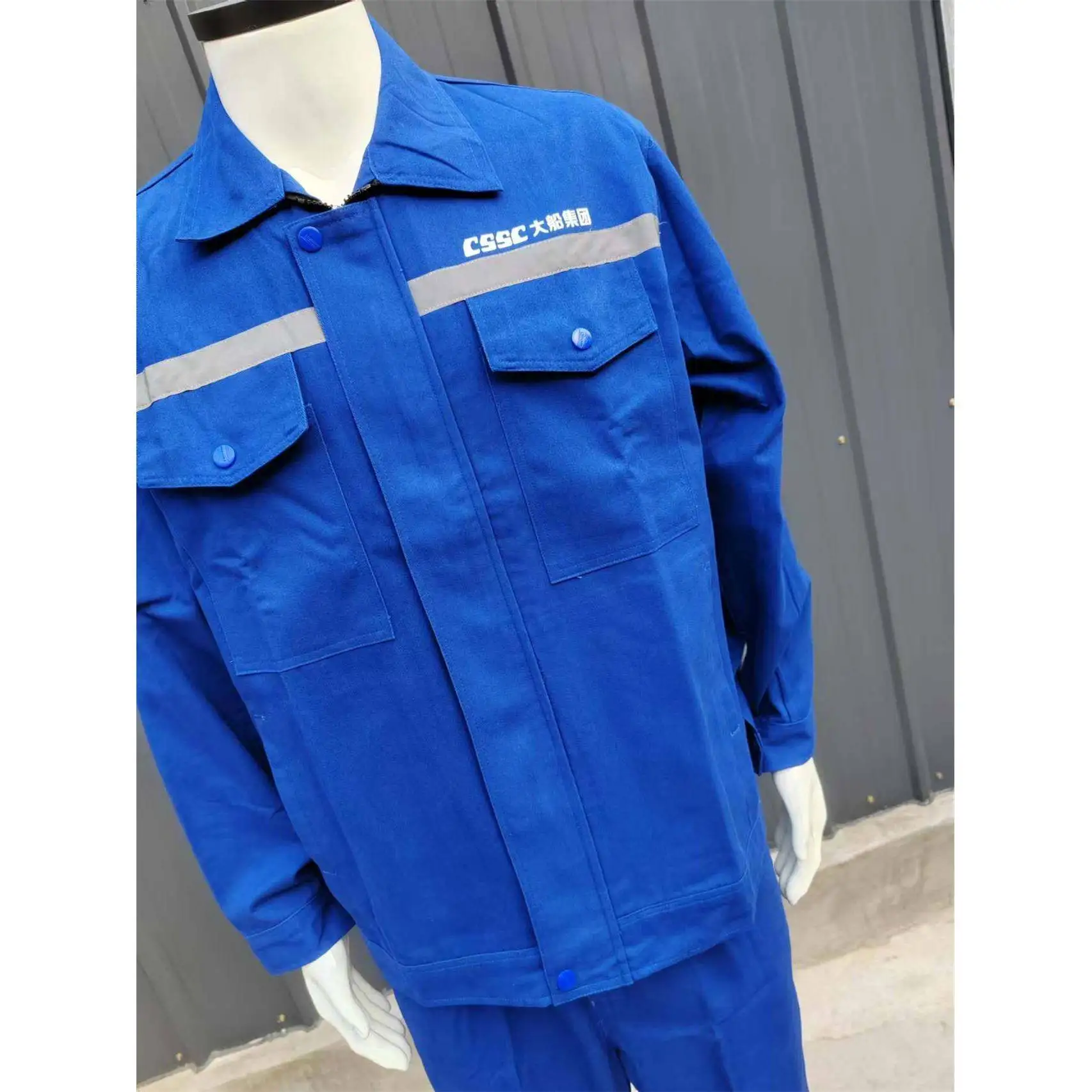 

Рабочая форма Wu ip up из специальной хлопковой ткани: мягкая, удобная, для работы на северных объектах.