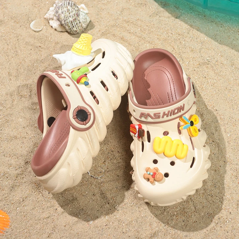 

A pair of children's summer sandals, with soft soles, featuring cartoon patterns and perforated holes. Model: YJ-60202
