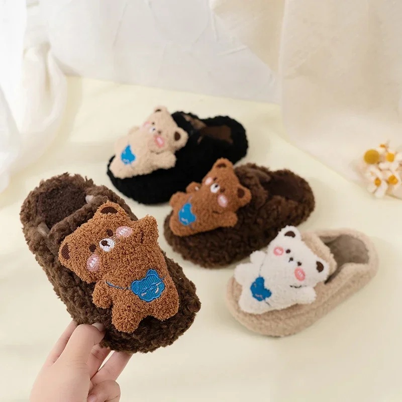 

Детская замшевая обувь, теплые тапочки с милым медведем, новые модные хлопковые тапочки зимы 2025 года, нескользящие тапочки с мягкой подошвой