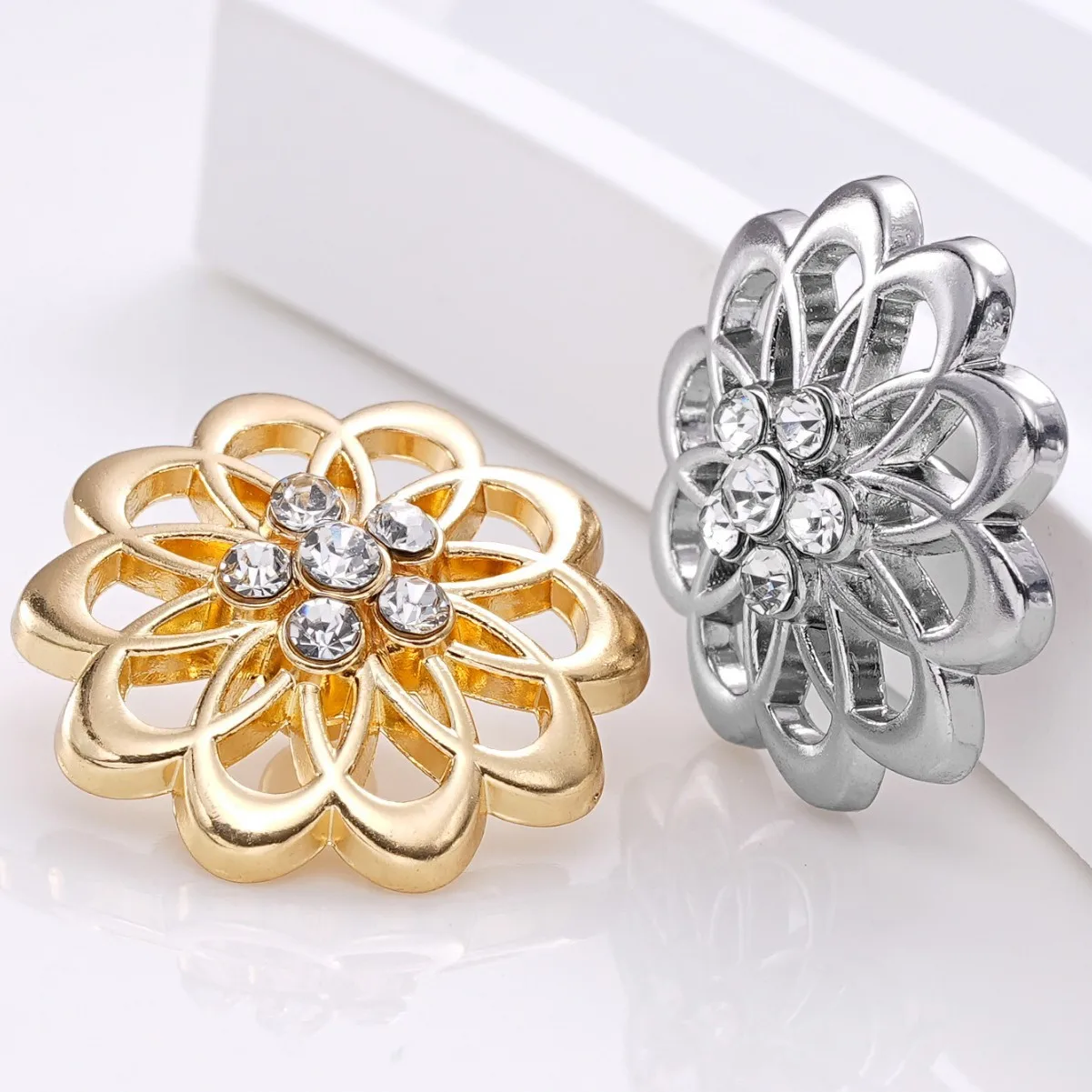 20 Uds. Botones metálicos de diamante brillante con pétalos huecos exquisitos de 21mm, botones decorativos para ropa de lana, trajes, abrigos, bricolaje, N915