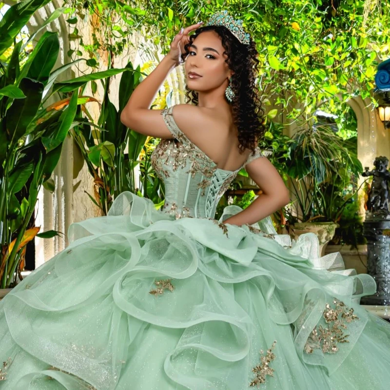 فساتين Quinceanera باللون الأخضر الحكيم قبالة الكتف مزين بالذهب والدانتيل والخرز القوس تول مشد الكرة ثوب Vestidos De 15 Anos