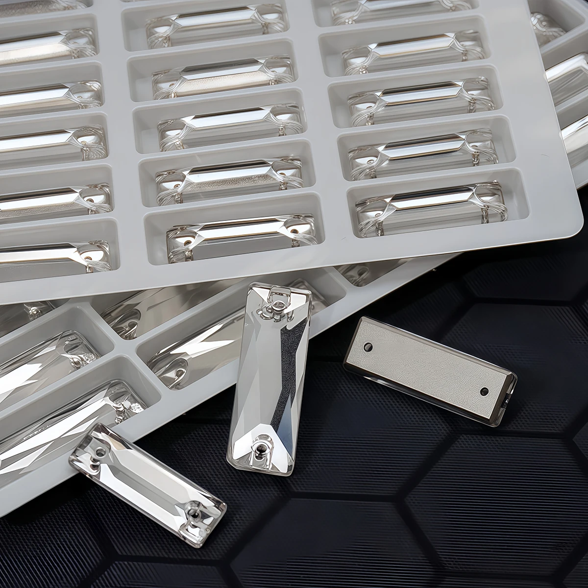 Rechteckiger, kristallklarer Glas-Strass mit 2 Löchern, spiegelnde, flache Rückseite zum Aufnähen, Bastelmaterial für Hochzeitskleidung, Taschen und Kleidungsornamente – Detail 4