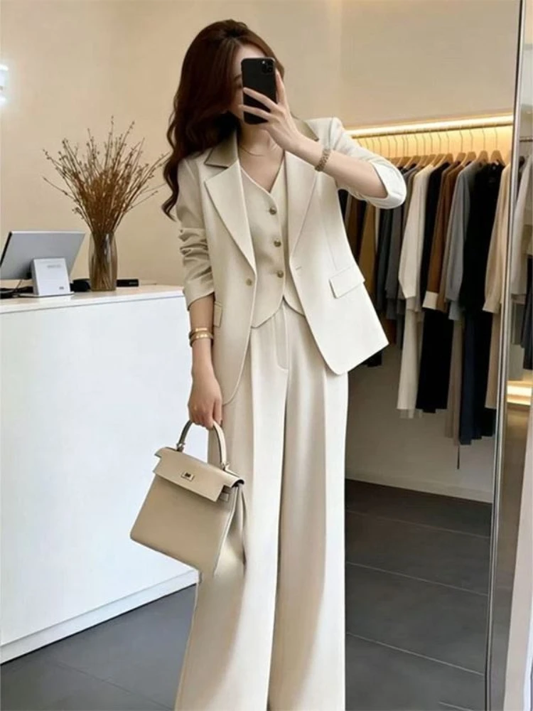 

Французский деловой костюм-тройка для женщин, новинка весны 2026: приталенный пиджак + жилет с V-образным вырезом + брюки с высокой талией и широкими штанинами