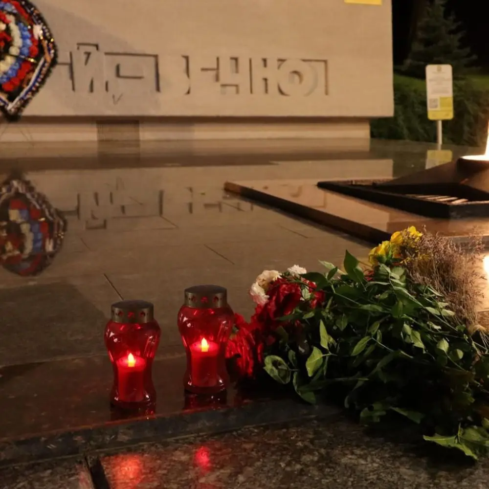 Decor Solar Powered Memorial Grave Light Flameless AA Battery Powered Eternal Lamp Warm LED Glow Plastic Grave Light Yard