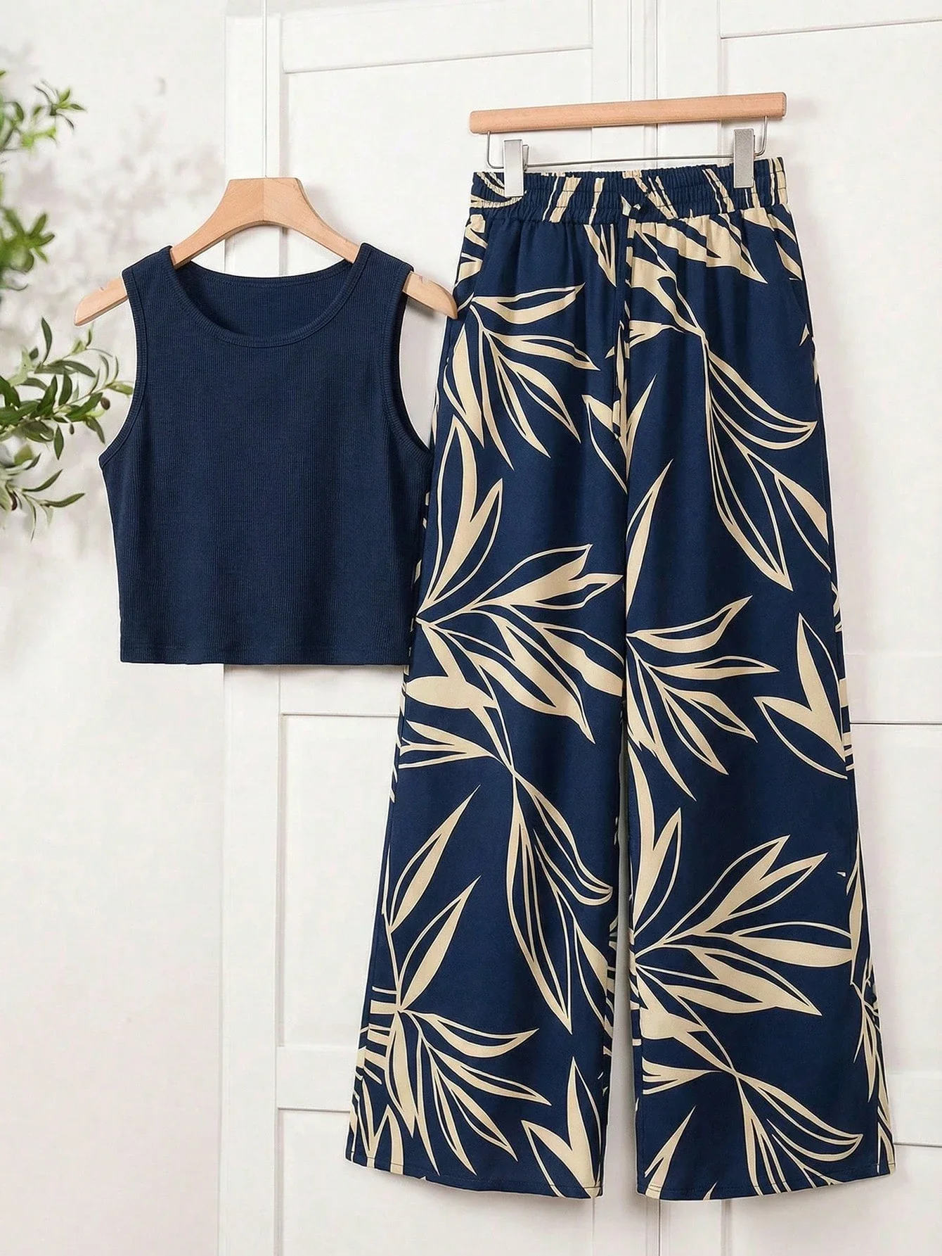 

Women's Cropped Tank Top And Floral Wide Leg Pants 2-Piece Set