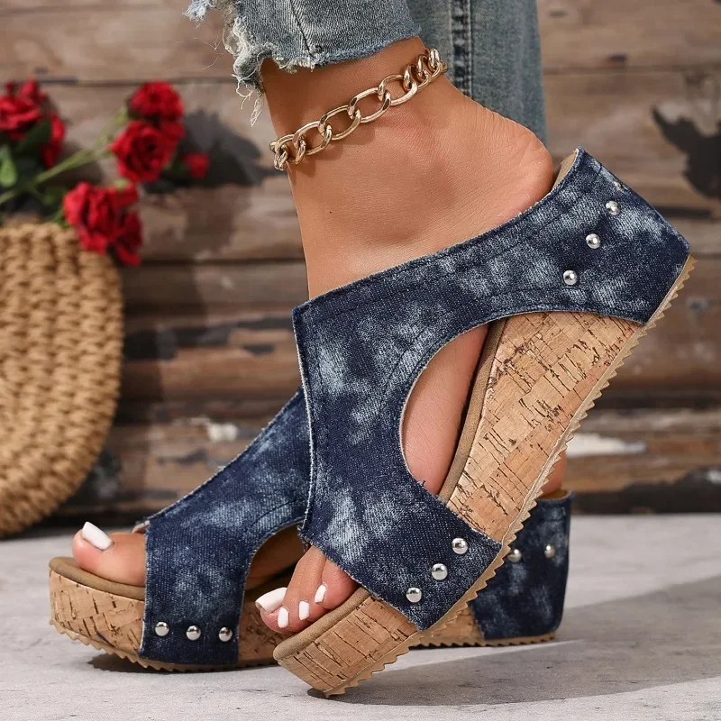‌ PLUS ขนาด 2025 ฤดูร้อนใหม่ขายร้อนโรมรองเท้าแตะกลางแจ้งสบายๆแพลตฟอร์มสบายรองเท้าผู้หญิง Rivet Wedges แฟชั่นรองเท้าแตะ