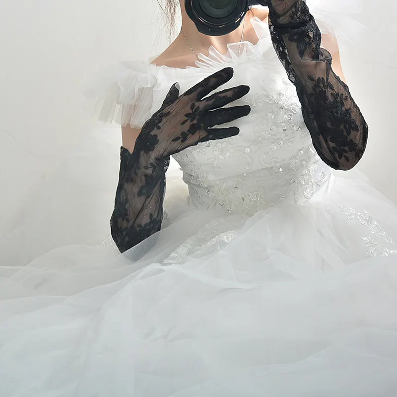 62 cm lange Spitzenhandschuhe aus Tüll-Mesh, halbtransparent, einfarbig weiß, mit Blumenmuster, modisch, für Abendveranstaltungen, Hochzeiten, Brautzeremonien, elegante Manschetten. – Detail 12