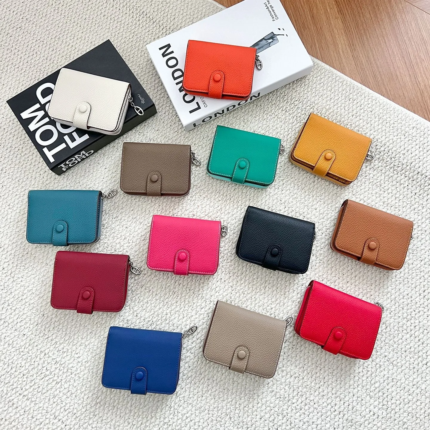 

Маленькие женские кошельки-портмоне из кожи с двумя отделениями для карт, на молнии, с передним карманом для монет, практичный дизайн.