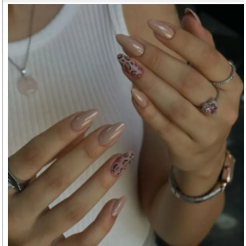 

24Pcs Fake Nails in Nude Pink with Water-Gloss Leopard Print Almond Shape Press-On Nail Perfect for Gifting To Women and Friends