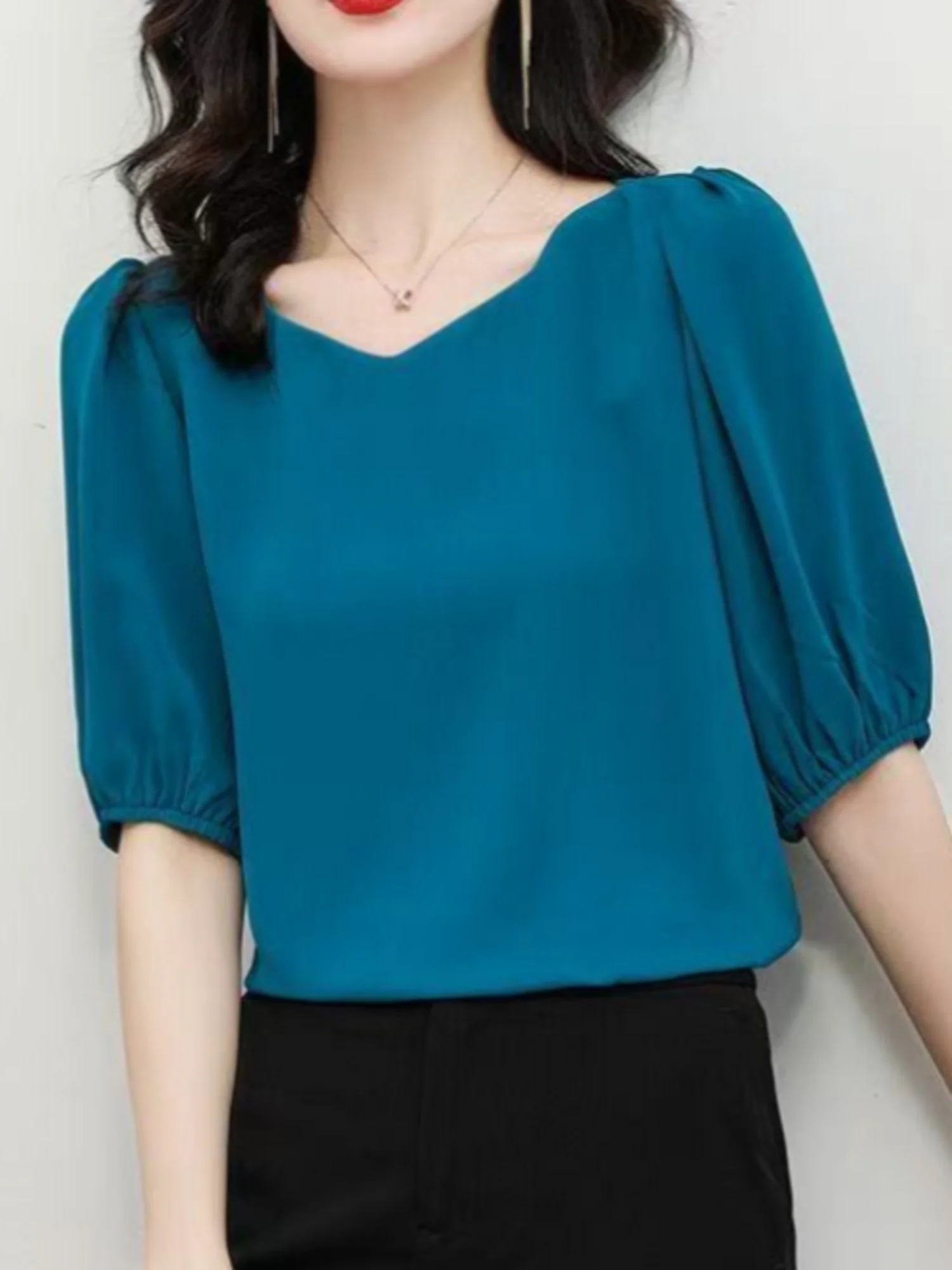 V-neck chiffon blouse, women's short-sleeved 2025 new summer puffed-sleeve top, loose and flattering mid-sleeved