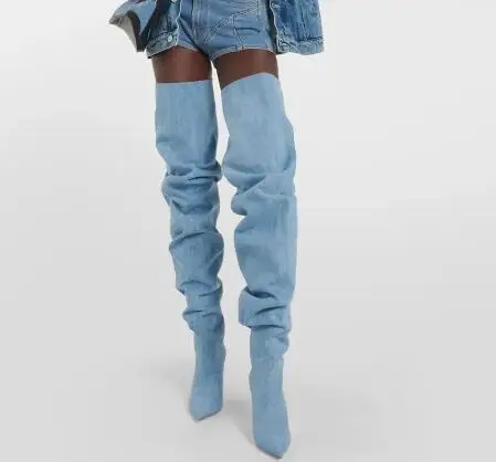 

Сексуальные синие джинсовые плиссированные свободные сапоги выше колена с острым носком, женские туфли без шнуровки на тонком каблуке до бедра, длинные туфли Botas, Прямая доставка