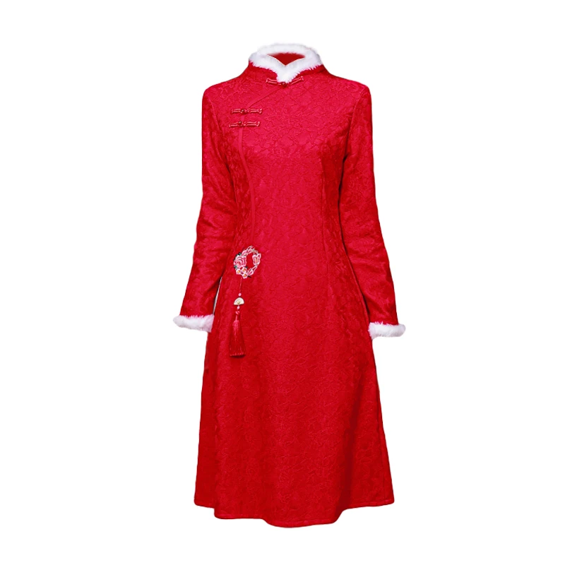 فستان شيونغسام صيني 2025 شتاء جديد أحمر مخملي بأكمام طويلة لحفلات الزفاف المسائية تشيباو مقاس كبير