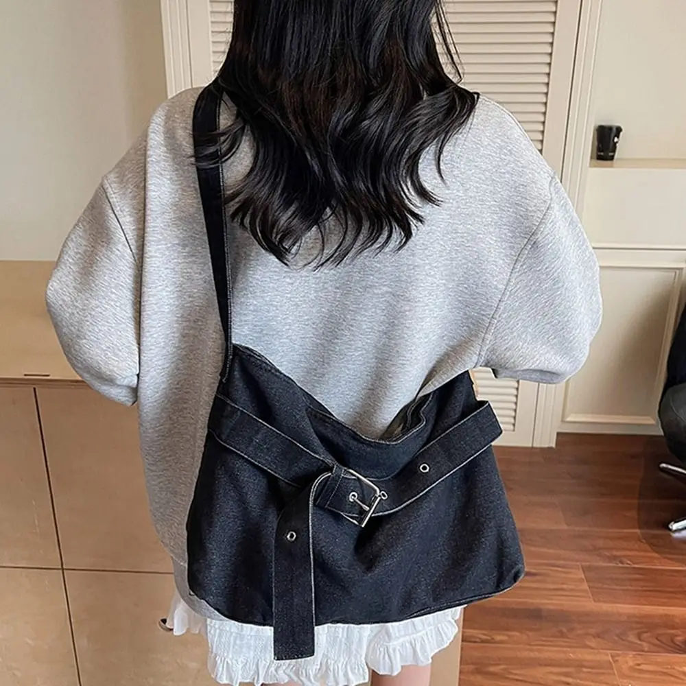 حقيبة يد كاجوال من قماش الدنيم على الطراز الكوري حقيبة حمل من جلد البولي يوريثان حقيبة يد ذات سعة كبيرة بلون سادة وسعة كبيرة تحت الإبط للفتيات