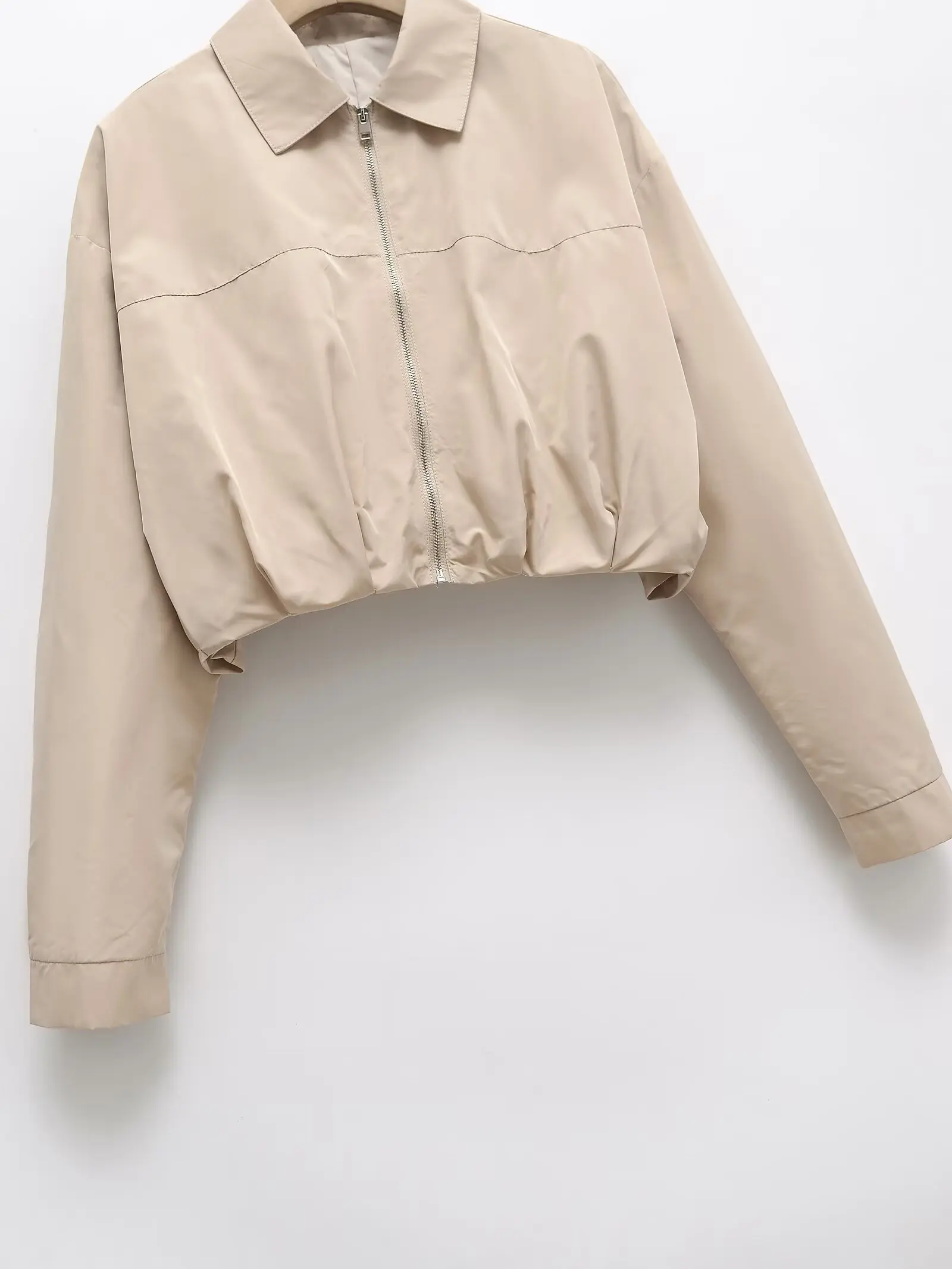   Sommer neue einfache und modische Reißverschluss freiliegende Taille plissierte Dekoration breites Revers langärmelige kurze Jacke