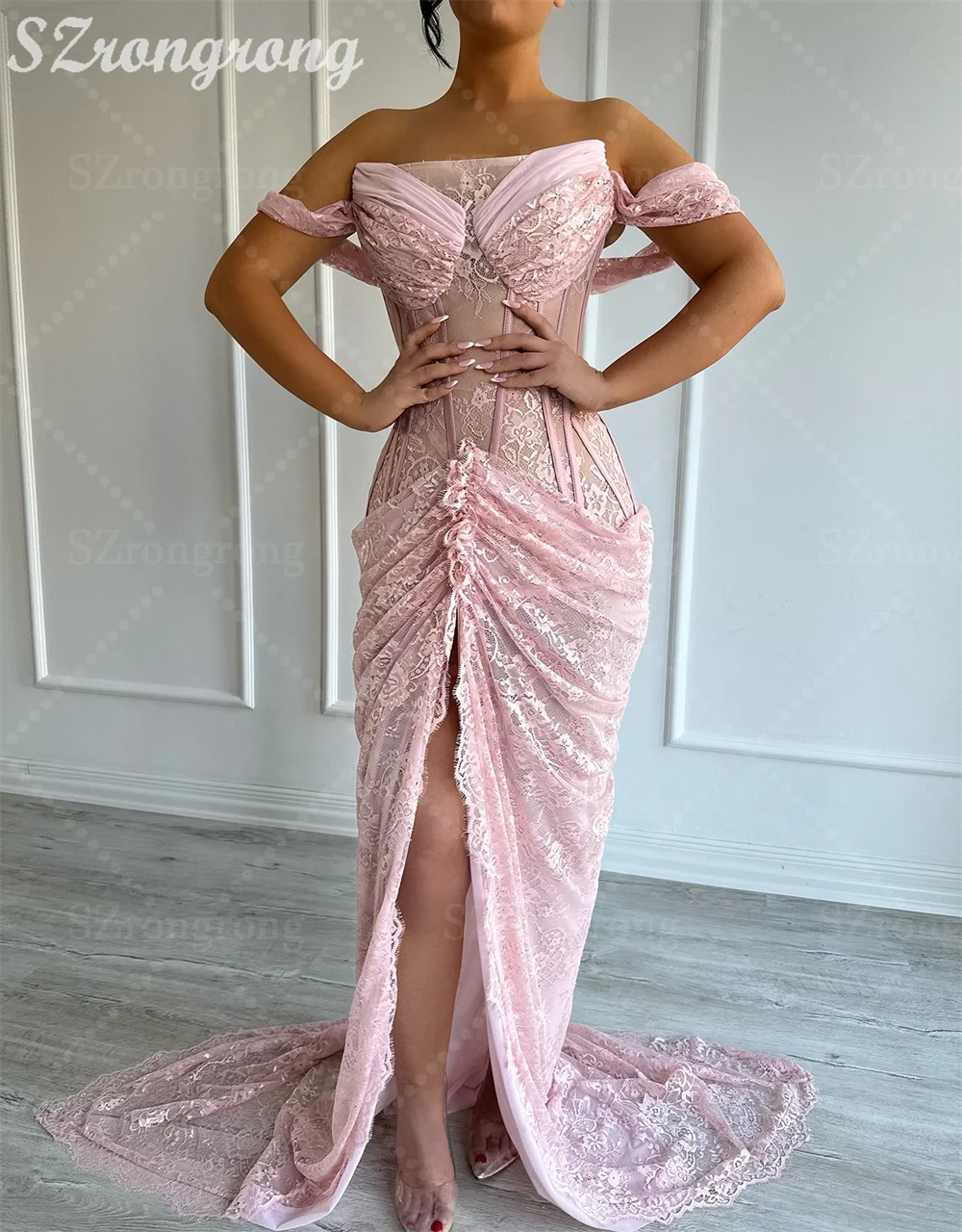 Op maat gemaakte sierlijke roze strapless geplooide kanten avondjurk schede split aan de voorkant backless Saoedi-Arabische jurk met trein