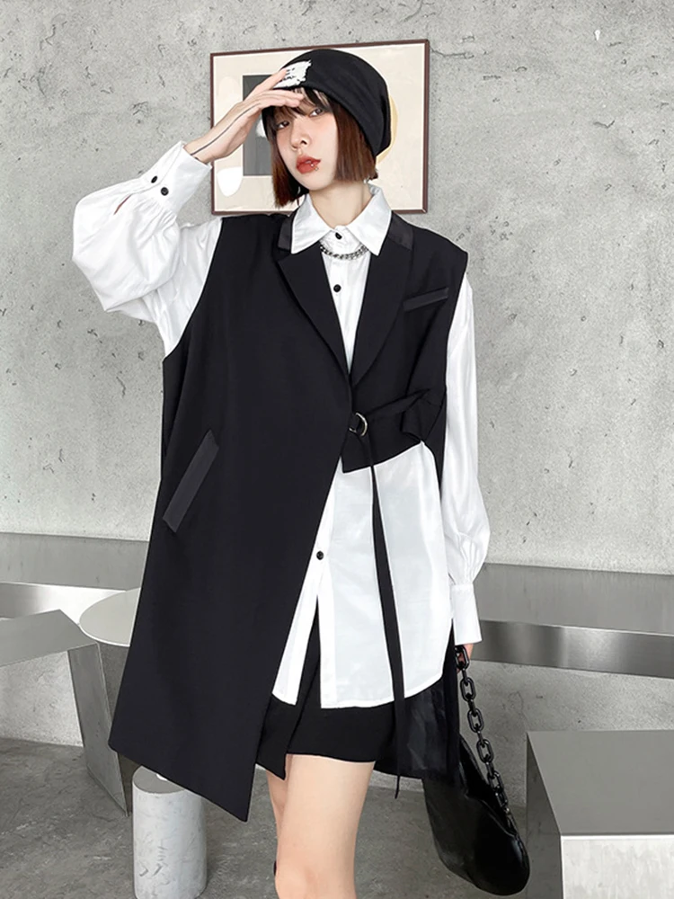 [EAM] Women Loose Fit Black Irregular Buckle Big Size Long Vest New Lapel Sleeveless Fashion Tide Spring Autumn 2024 1DF5981