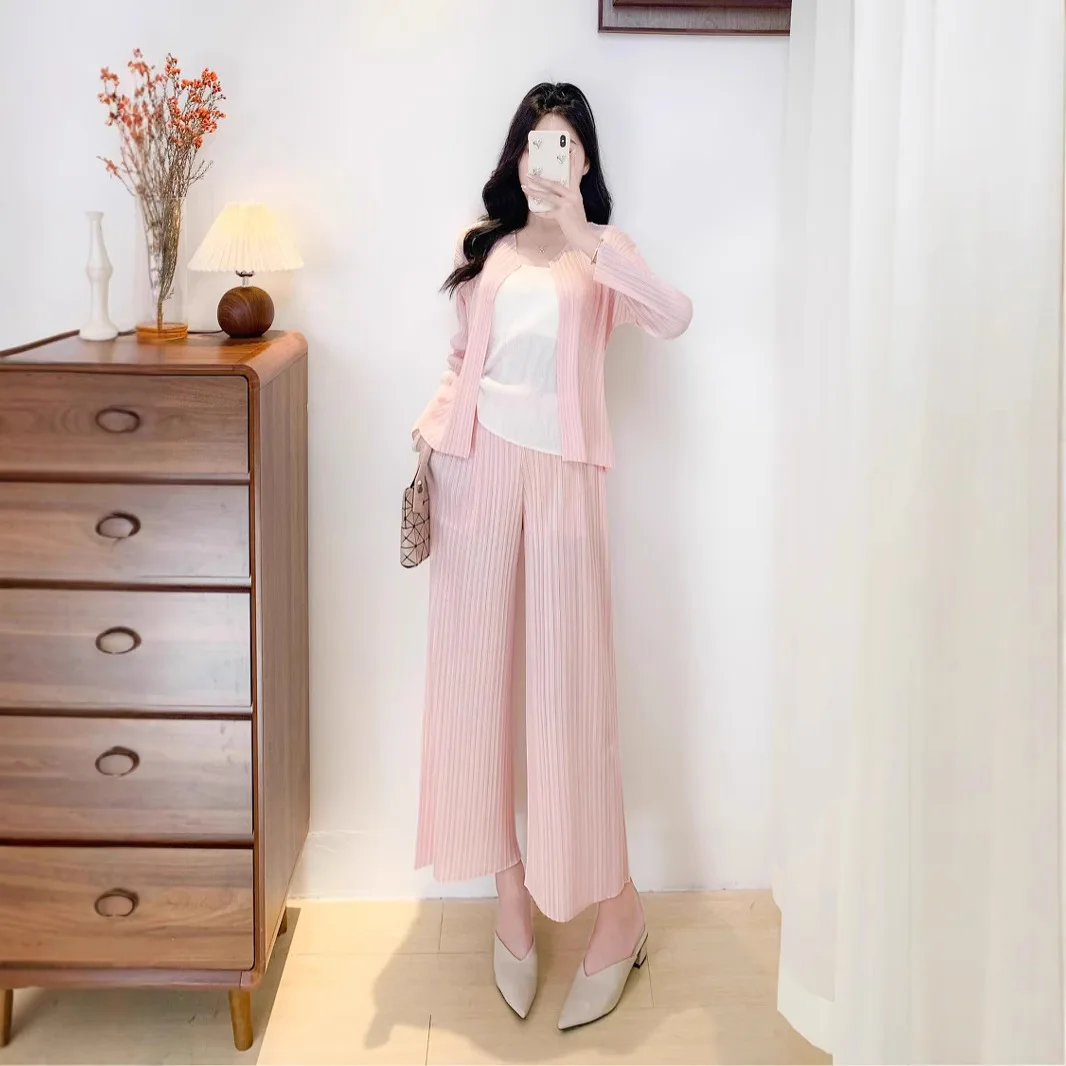 

ALSEY Miyake 2025 Spring and Summer New High-end Pleated Solid Colour Long-sleeved Cardigan + Nine-minute Trousers Two-piece Set