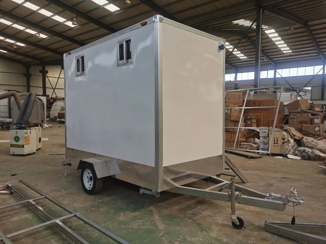 Fornecimento direto da fábrica chinesa Trailer de vaso sanitário móvel portátil para festas ao ar livre Design moderno Trailer de vaso sanitário móvel VIP