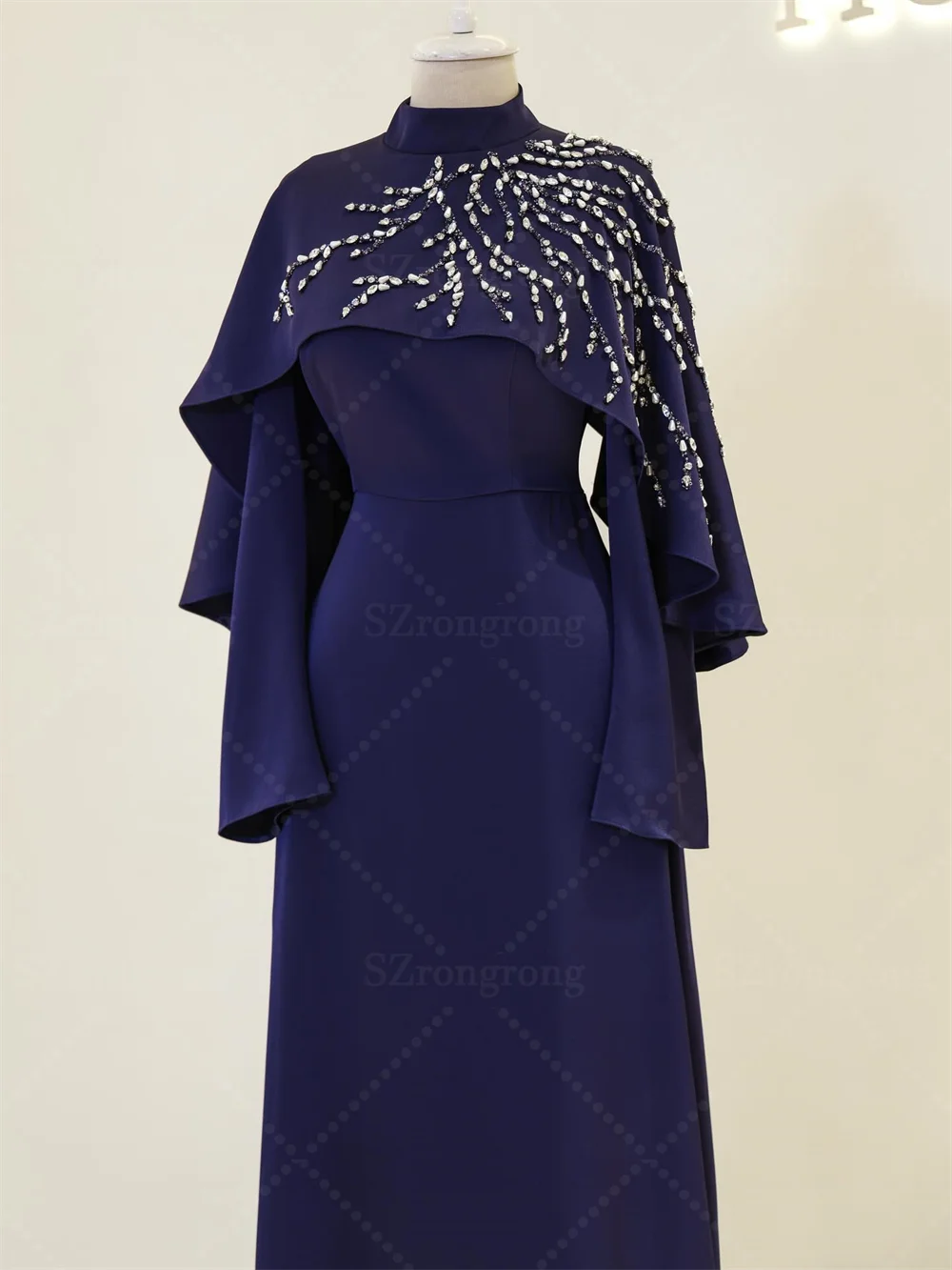 Maßgeschneidertes Glitzer-Abendkleid aus Jersey mit Stehkragen und langen Ärmeln, Etuikleid, rückenfrei, Pailletten, Spitze, glänzend, Dubai, arabisches Kleid Ajo