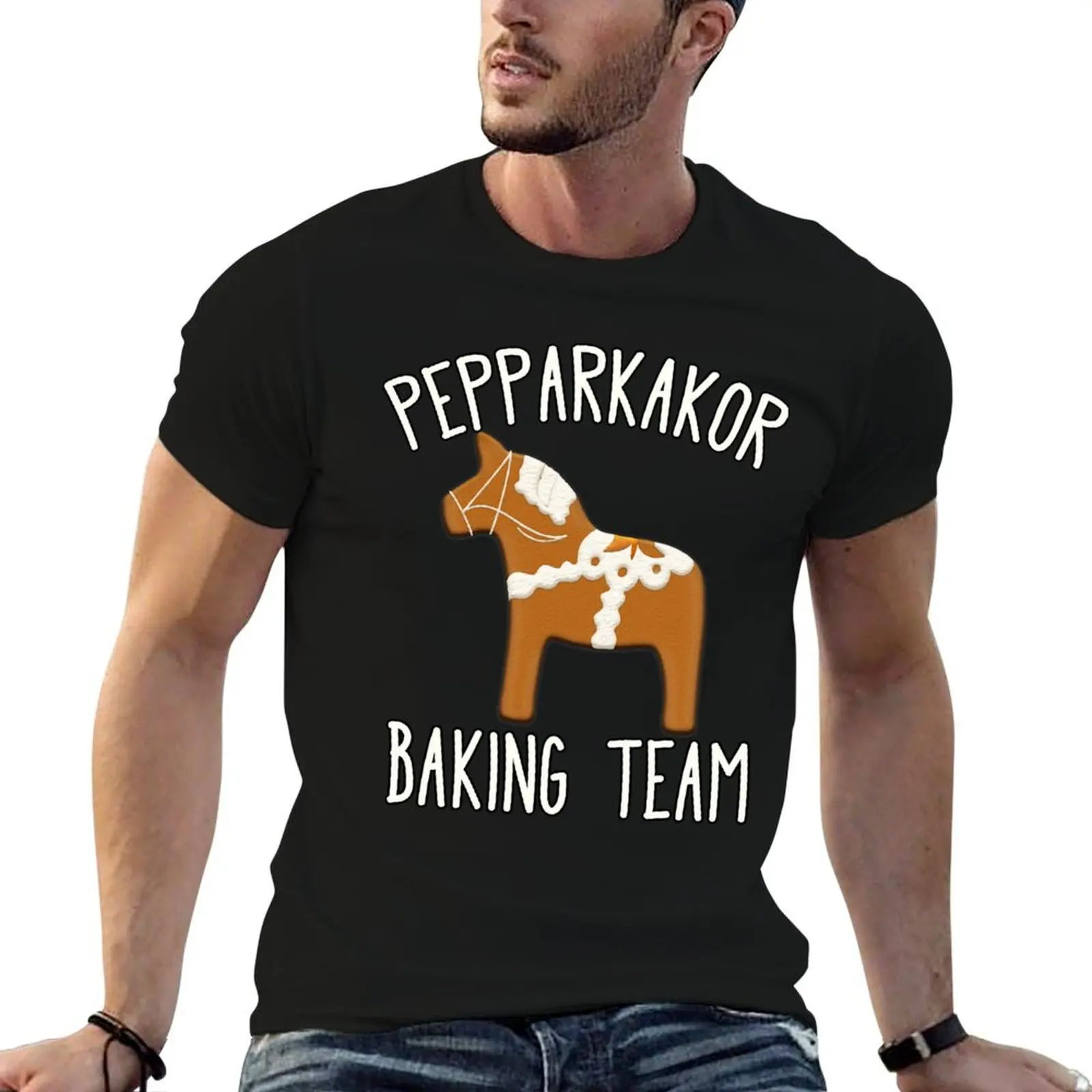 

Pepparkakor Baking Team Swedish Christmas Cookies Dala Horse T-Shirt man t shirt cotton high quality t shirts designer T-Shirt
