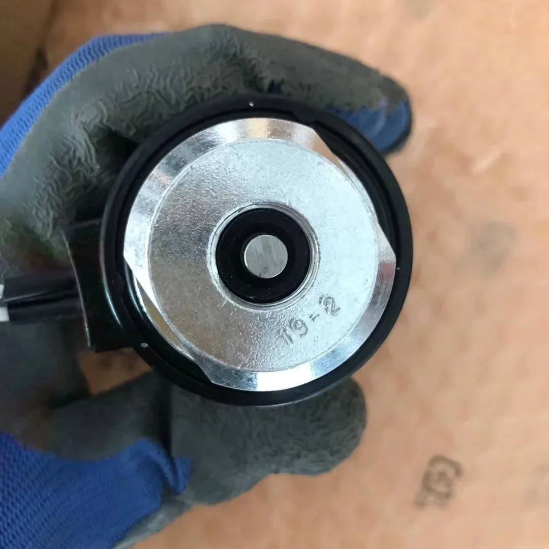 Dongju Katup Solenoid DC24V Kualitas Tinggi 38553-70500 untuk Suku Cadang Wheel Loader Ekskavator dan Derek SD1231-C-11