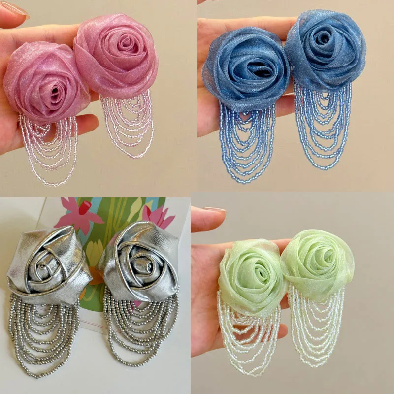 Super feenhafte und übertriebene Mesh-Ohrringe mit Rosenblüten und Perlen und Quasten