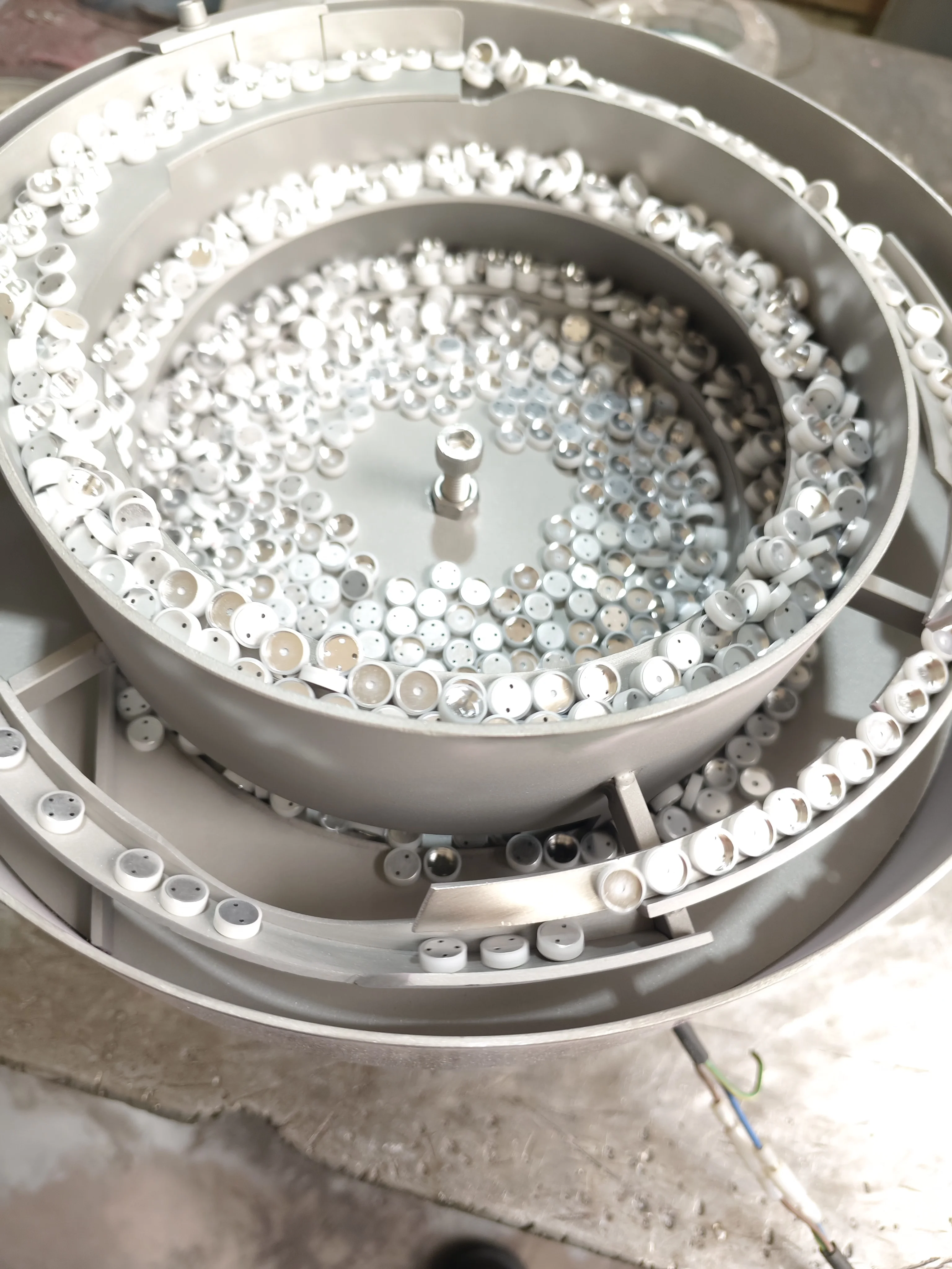 Hearing Aids Assembly Processing Line Electromagnetic Vibrating Feeder With Core Motor And PLC Parts Supply For Hearing Aids