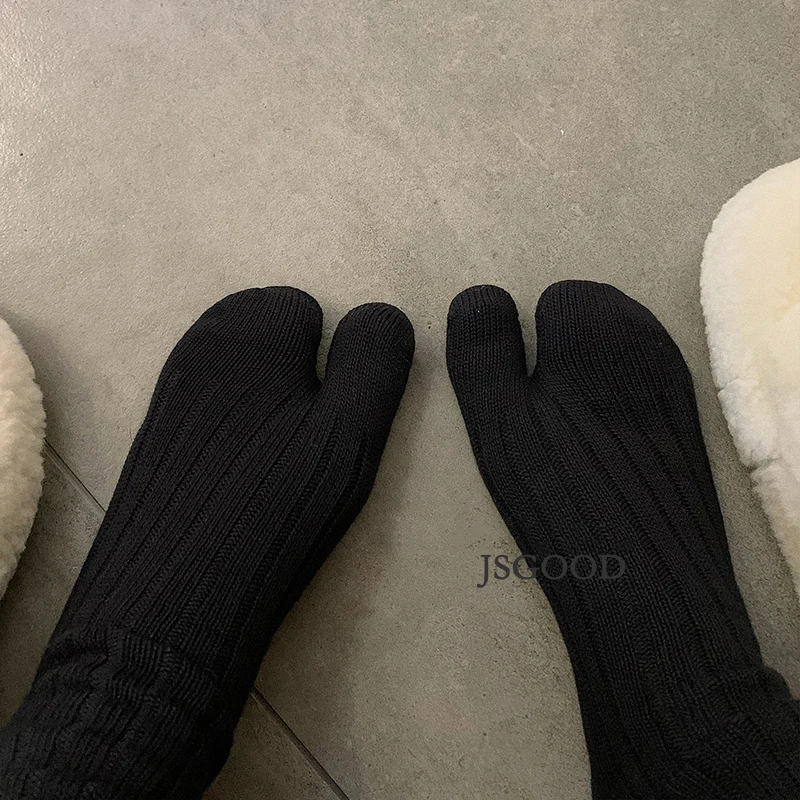 High Quality Cotton Women Two Toe Spring Autumn Winter Warm Socks Fashion Retro Striped Japanese Tabi Socks Thick Thread Needles