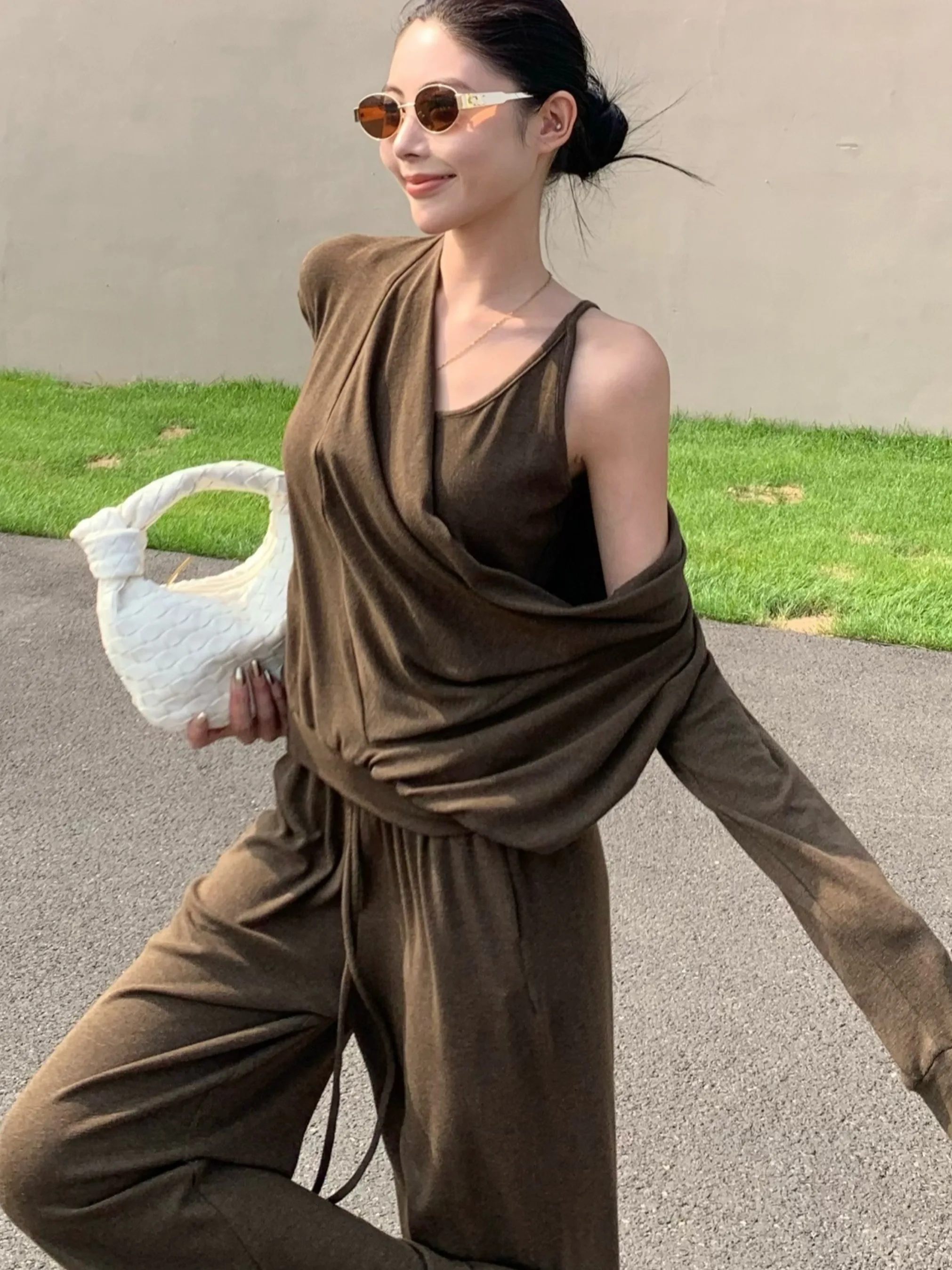 

Комплект: брюки с высокой талией и широкими штанинами, топ с V-образным вырезом и бретелями на шее. Повседневный, легкий, модный женский осенний комплект.