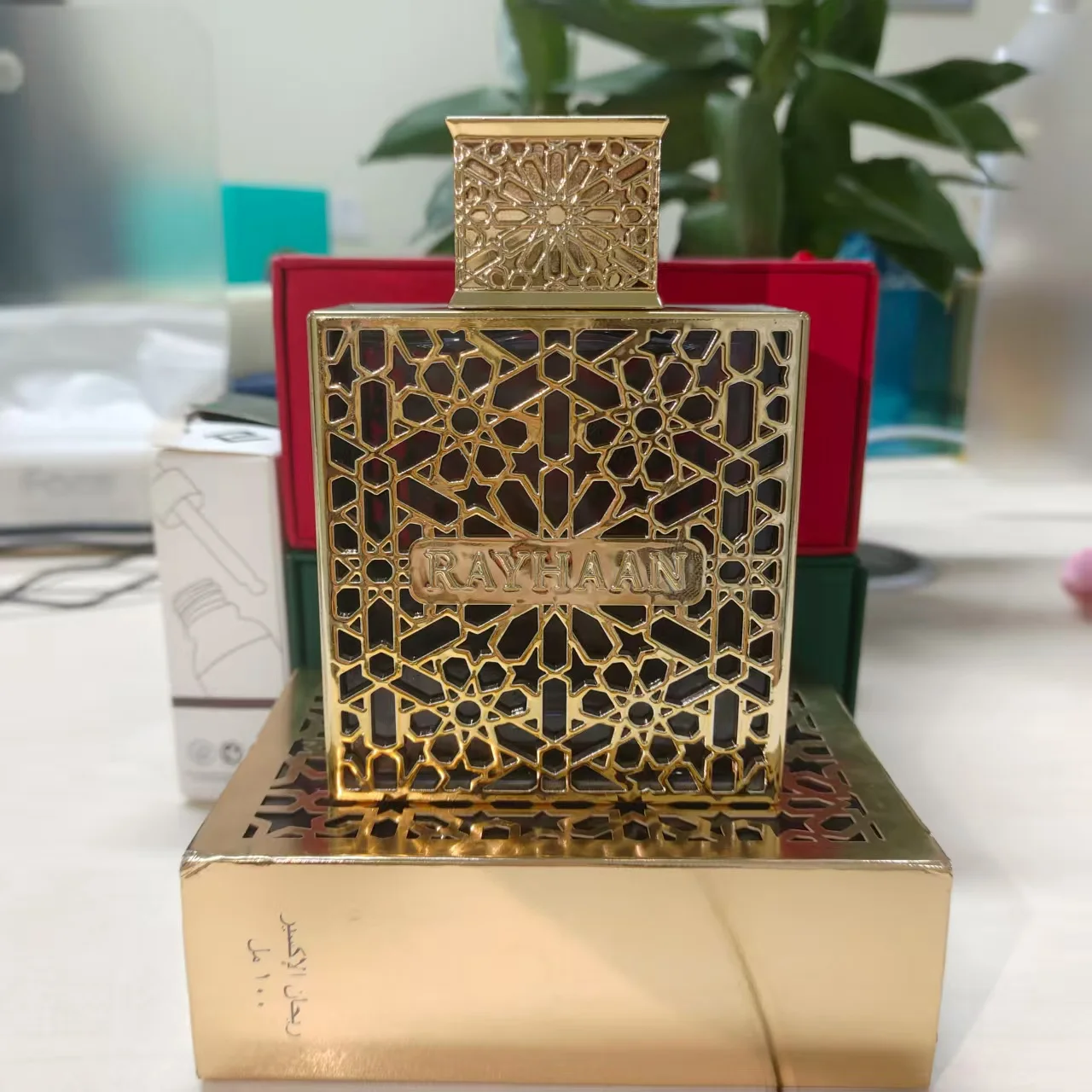 

RAYHAAN gold-plated hollowed out perfume bottle, with strong agarwood and rose fragrance, wrapped in amber warmth, is the mystery and luxury of oriental luxury fragranc.e