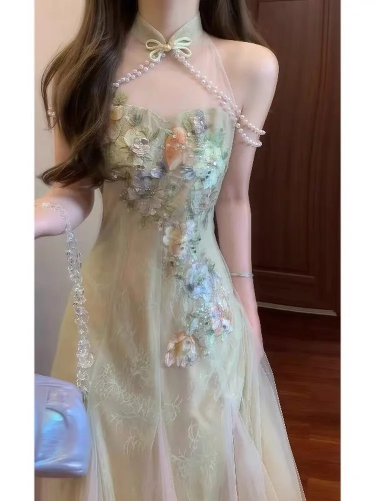 Deze mooie en unieke jurk met bloemenhalslijn straalt een zachte elegante charme uit. Het is voorzien van netgaas-patchwork met tailleband